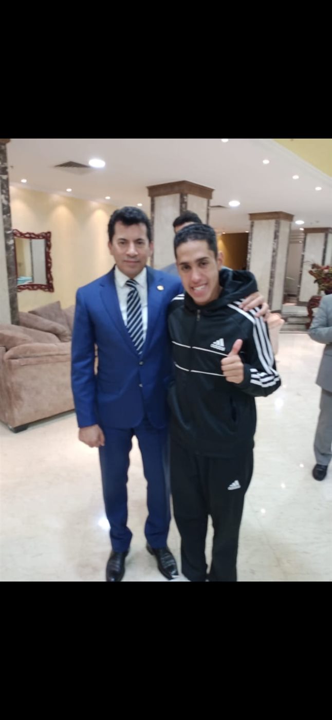 عمر ياسر السيد أحمد بطل السباحة لذوي الهمم