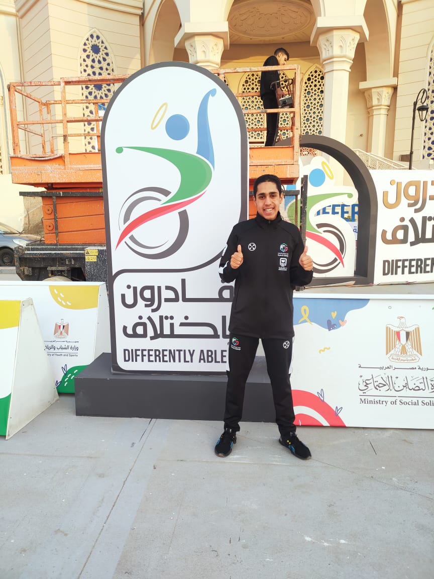 عمر ياسر السيد أحمد بطل السباحة لذوي الهمم