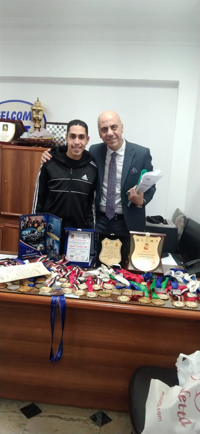 عمر ياسر السيد أحمد بطل السباحة لذوي الهمم