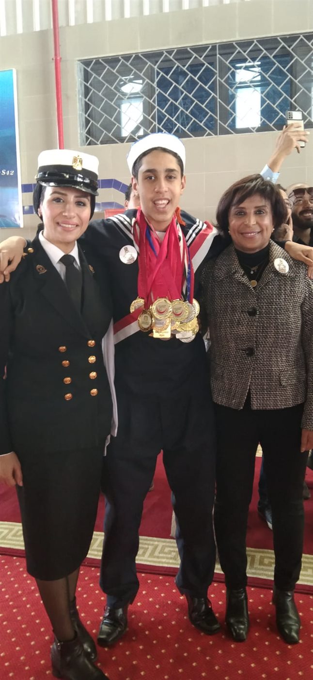 عمر ياسر السيد أحمد بطل السباحة لذوي الهمم