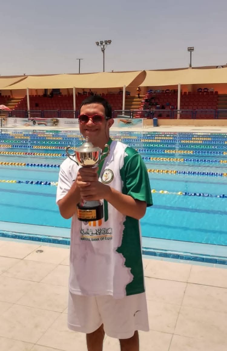 عمر جمال طه بطل السباحة لذوي الاحتياجات الخاصة