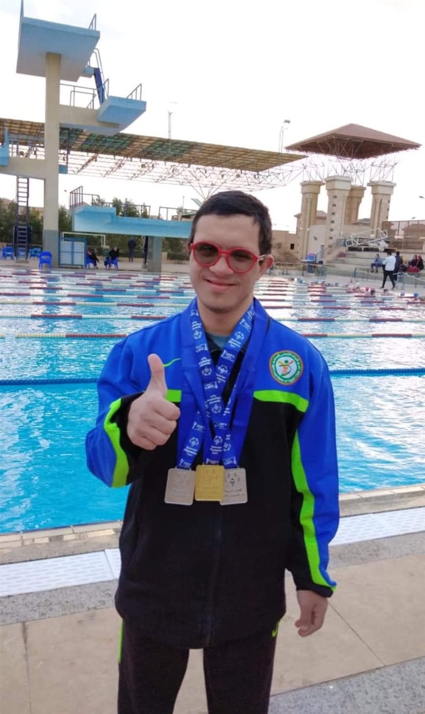 عمر جمال طه بطل السباحة لذوي الاحتياجات الخاصة