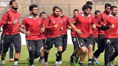 غداً.. مستبعدي الأهلي من مواجهة أسيك ينتظمون في التدريبات