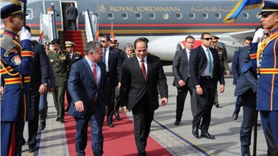 ملك الأردن يصل القاهرة.. والرئيس السيسي يستقبله بالمطار