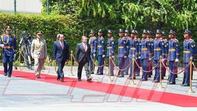 السيسي والعاهل الأردنى يستعرضان حرس الشرف فور وصولهما قصر الاتحادية