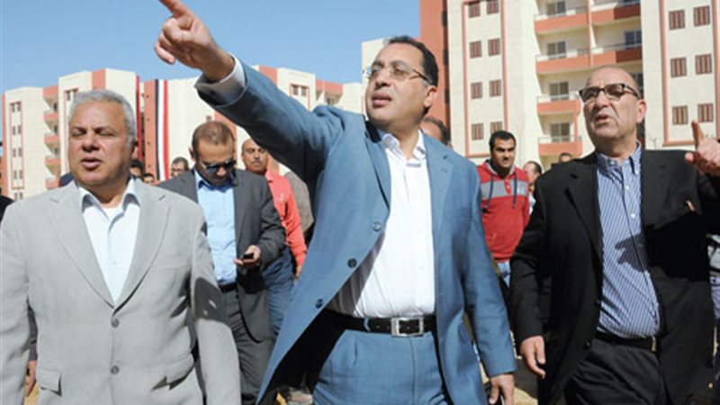 وزير الإسكان يقوم