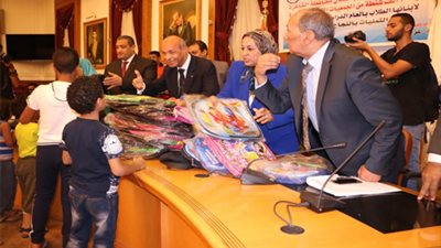 تيمور يكرم أوائل الثانوية العامة من أبناء العاملين بمحافظة القاهرة