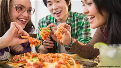 دراسة تسلط الضوء على إفراط البعض في تناول الطعام عندما يشعرون بالانزعاج