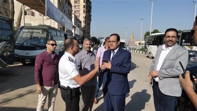 رئيس جامعة سوهاج يواصل متابعته اليومية لنقل الطلاب من موقف السيارات إلى المقر الجديد 