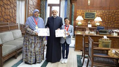 شيخ الأزهر يكرِّم الفريق الحاصل على المراكز الأول عربيًّا بأسبوع البرمجة بتونس