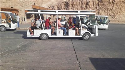 تشغيل سيارات تعمل بالطاقة الشمسية في وادي الملوك والدير البحري