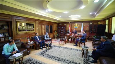   تنفيذ مشروعات المرحلة الأولى مع مسؤولي 