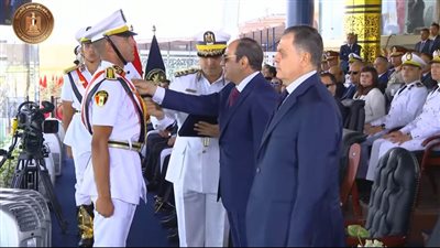 الرئيس السيسي يقلد أوائل خريجي كلية الشرطة أنواط الامتياز من الدرجة الثانية