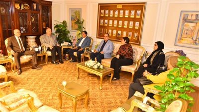 محافظ أسيوط يستقبل أمين حزب الشعب الجمهورى بالمحافظة وبعض أعضاء هيئة المكتب لتقديم العزاء في وفاة والدته