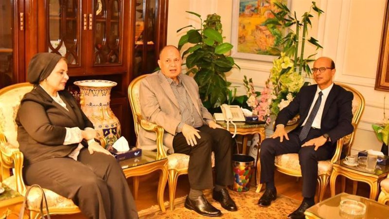 محافظ أسيوط يستقبل