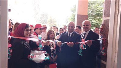رئيس جامعة بنها يفتتح معرض الملابس الخيري لطلاب كلية الطب البيطري