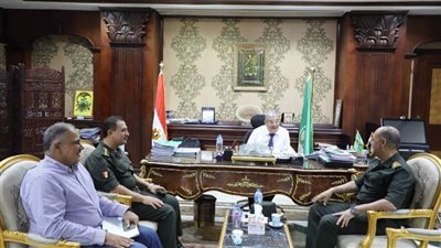 بحث الموقف التنفيذي لمشروعات الأسواق والمواقف بقرى المبادرة الرئاسية 