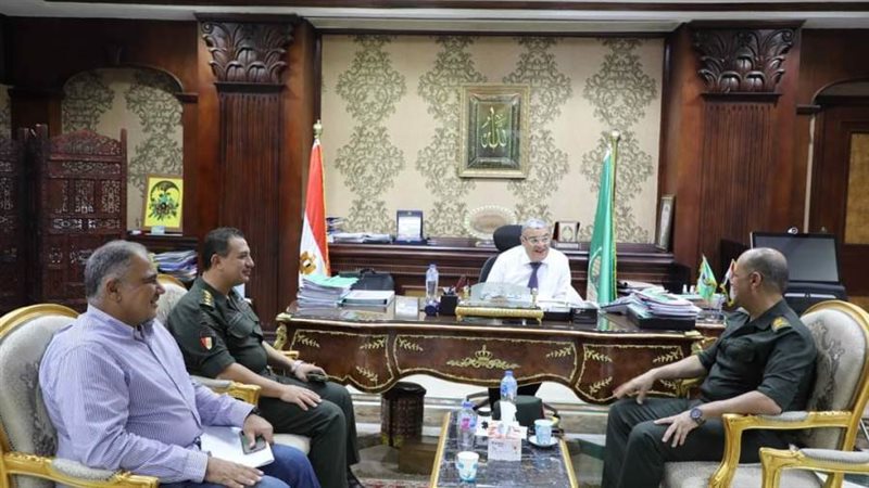 محافظ المنيا خلال