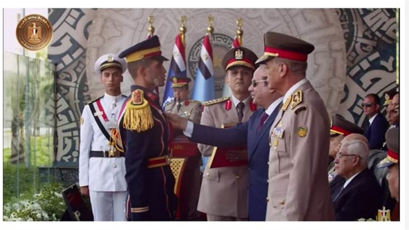 الرئيس السيسي يقلد