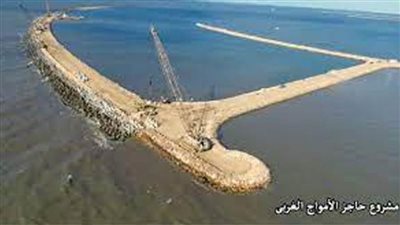 بالفيديو.. تصوير جوي لأعمال تنفيذ مشروع حاجز الأمواج الغربي الجديد بميناء دمياط