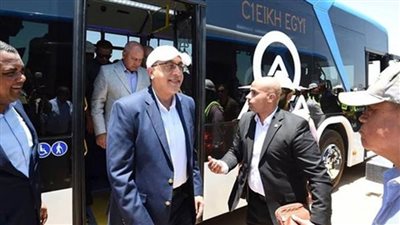 رئيس الوزراء يتفقد أسطول أتوبيسات الكهرباء والغاز 