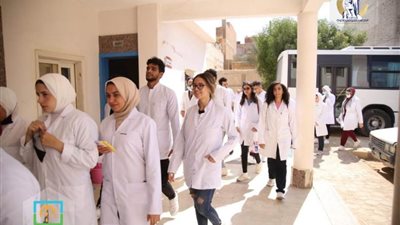 قومي المرأة وجامعة خاصة ينظمان قافلة طبية بقرية الشواشنة بالفيوم
