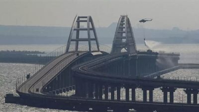 حركة نقل البضائع عبر جسر القرم تبدأ مساء غد السبت