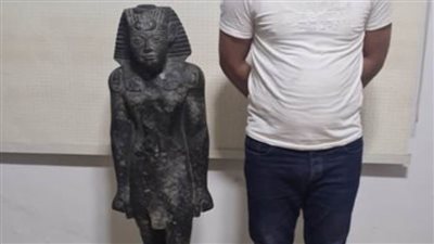 ضبط شخص بحوزته قطعة يشتبه في أثريتها بقصد استخدامها في أعمال النصب على المواطنين