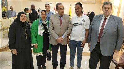 محافظ شمال سيناء يوزع العصا البيضاء على بعض ذوي الهمم