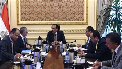 رئيس الوزراء يلتقي رئيس مجلس إدارة الهيئة العامة للمنطقة الاقتصادية لقناة السويس