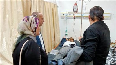 رئيس مركز سمالوط يطمئن على حالة المصابين بحادث انقلاب ميكروباص إطسا بالطريق الزراعي