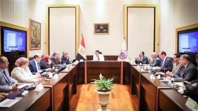 وزير الصحة يناقش الخطط التنفيذية لملفات العمل بقطاعات الوزارة