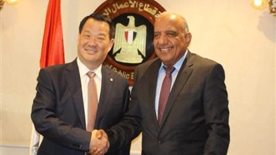 وزير قطاع الأعمال العام يبحث مع مجموعة 