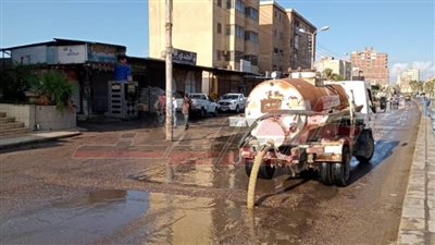 كسح مياه الأمطار من شوارع بلطيم في كفر الشيخ 