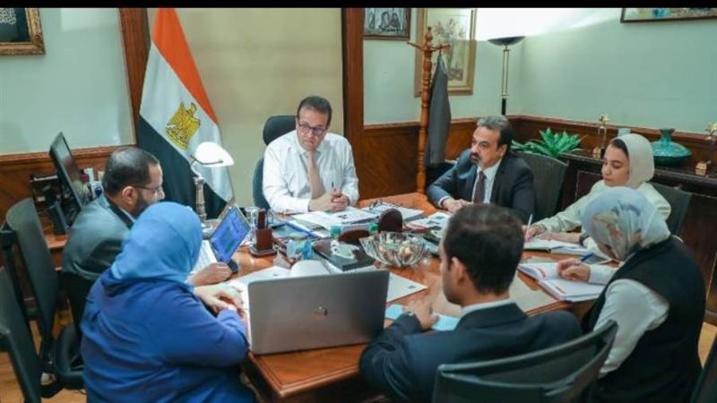 اجتماع وزير الصحة