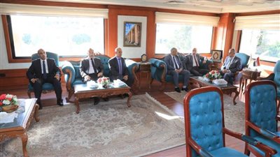 محافظ سوهاج يستقبل وفدًا من وزارة المالية 