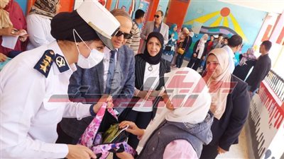 ضباط كفرالشيخ يوزعون الشنط والعصا البيضاء على طلاب مدارس المكفوفين 