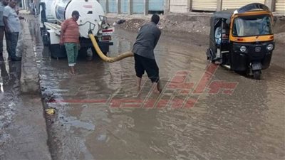 رئيس مدينة مطوبس يتابع رفع مياه الأمطار من الشوارع 