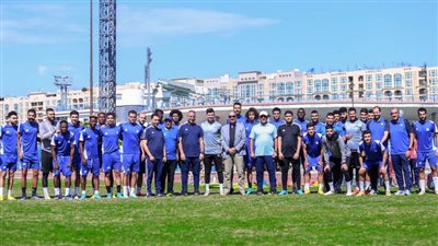 رئيس نادي سموحة يجتمع بلاعبي فريقه قبل مواجهة الزمالك