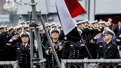 قائد القوات البحرية يرفع العلم المصري على الفرقاطة 