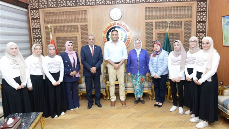 محافظ الدقهلية وفريق