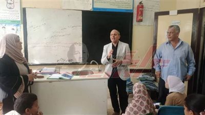 وكيل تعليم كفر الشيخ يتفقد الفصول ويشرح للطلاب ويتابع موقف تسليم الكتب