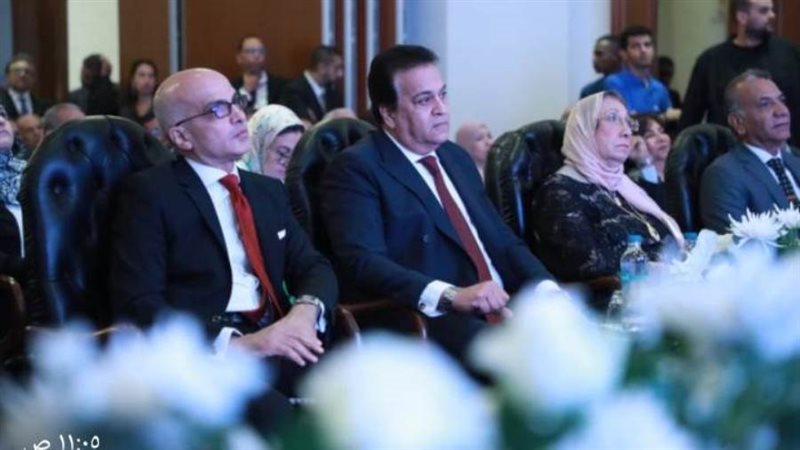 وزير الصحة في مؤتمر