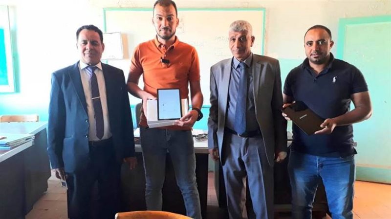 تسليم التابلت لإدارة