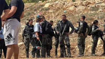 جنود الاحتلال الإسرائيلي يعتدون على وزير فلسطيني خلال تضامنه مع قاطفي الزيتون