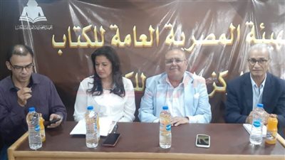 نقاد: رواية «القارورة الزرقاء» تحمل رسالة إنسانية على قدر من السمو