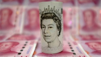 عدم اليقين السياسي في بريطانيا يدفع الإسترليني إلى الانخفاض مجددا