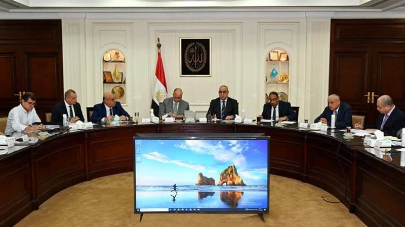 وزير الإسكان ومحافظ