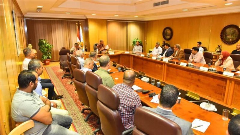 محافظ أسيوط يجتمع
