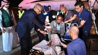 إنفاذًا لتوجيهات خادمِ الحرمين الشريفين.. وصول مصابي الحادث الإرهابي في أحد فنادق مقديشو إلى المملكة لتلقي العلاج